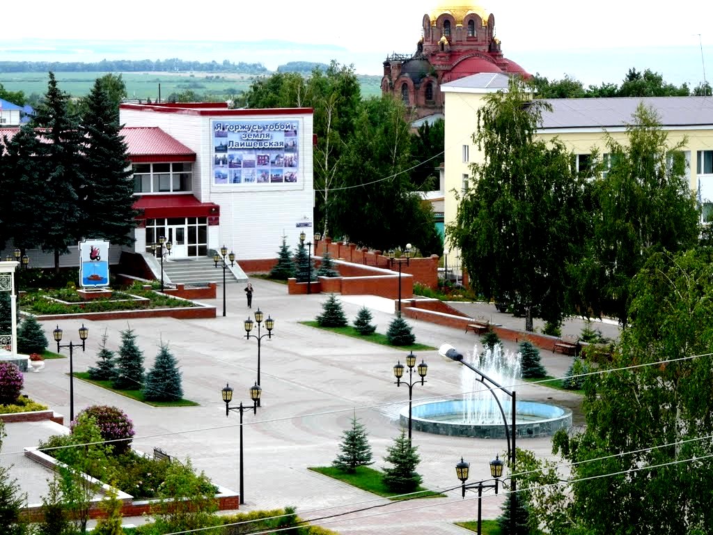 Площадь Державина плавно перетекает в Сквер Молодоженов