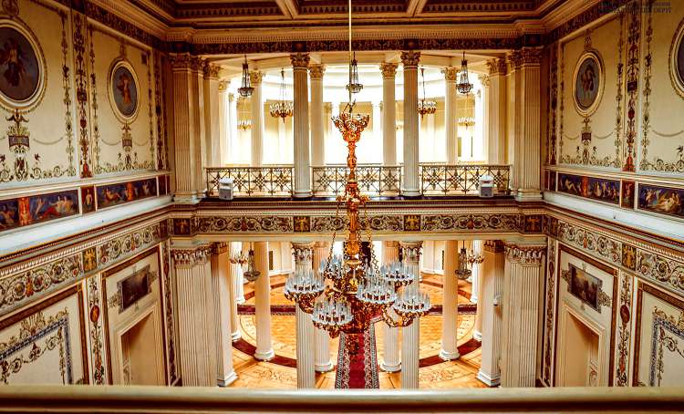 Часть интерьера дворца сегодня восстановлена в первоначальном виде Часть интерьера дворца сегодня восстановлена в первоначальном виде