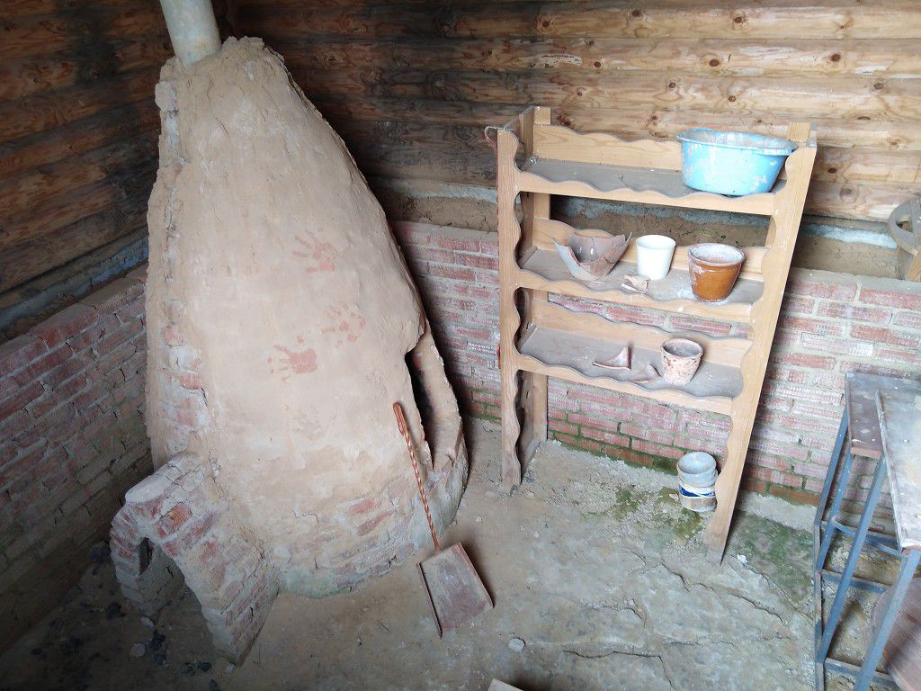 Реконструкция средневековой мастерской выполнена на территории музея