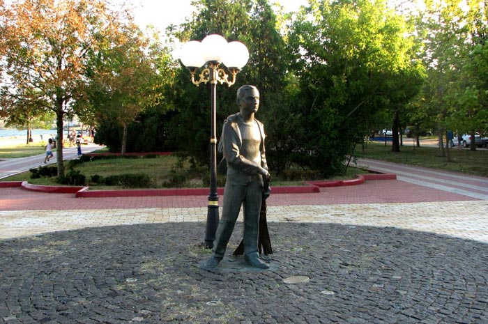 Памятник Школьнику, очищающему свой город