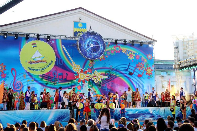 На открытой сцене КЦ "Родина" часто проходят зажигательные мероприятия