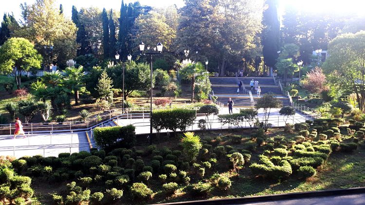 Все части Приморской набережной соединены лестничными пролетами