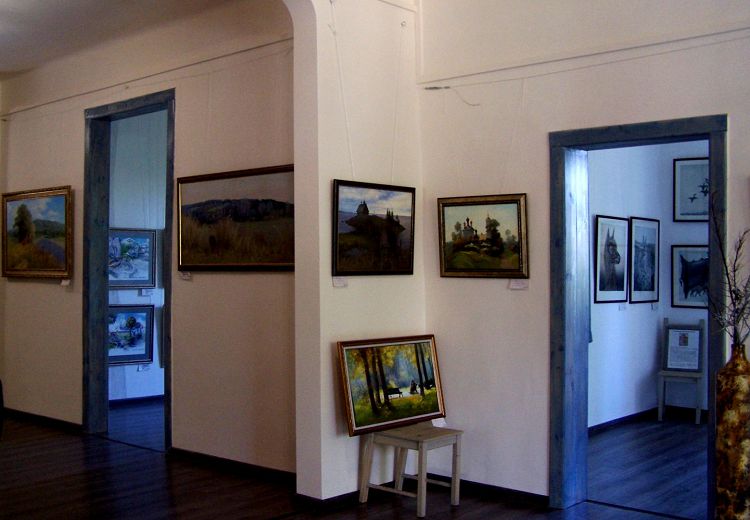 В залах Арт-Галереи всегда есть достойный выбор произведений искусства