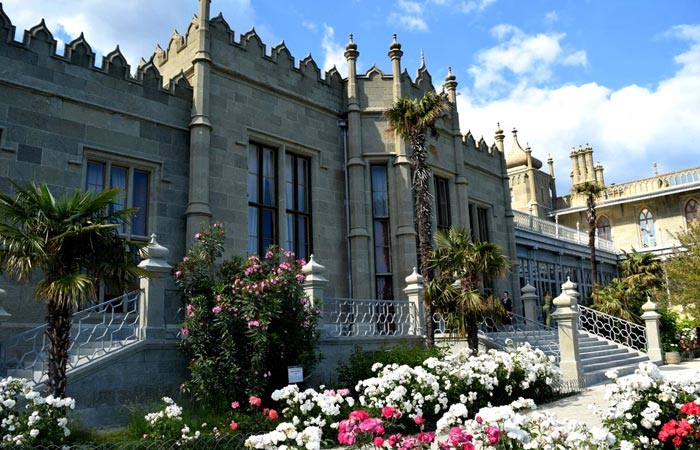 Осмотр Воронцовского дворца начинается у Северного фасада