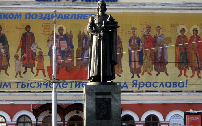 Памятник на фоне праздничных стягов к 1000-летию Ярославля