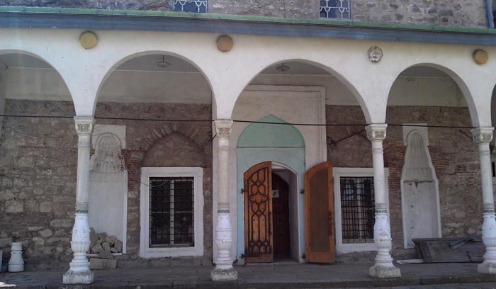 Основной вход находится с северной стороны