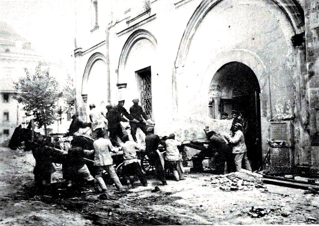 Перед сносом монастыря саркофаги цариц и княгинь были перенесены в Архангельский храм