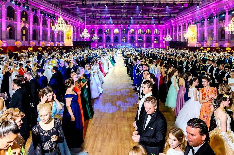 Попасть на ежегодный Венский бал в Гостином дворе - это воспоминание на всю жизнь
