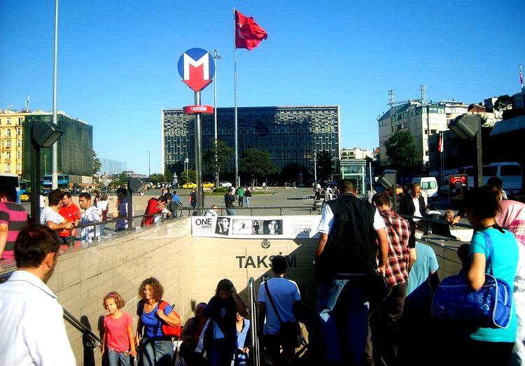 С одноименной станции метро туристы сразу же попадают на Площадь Таксим