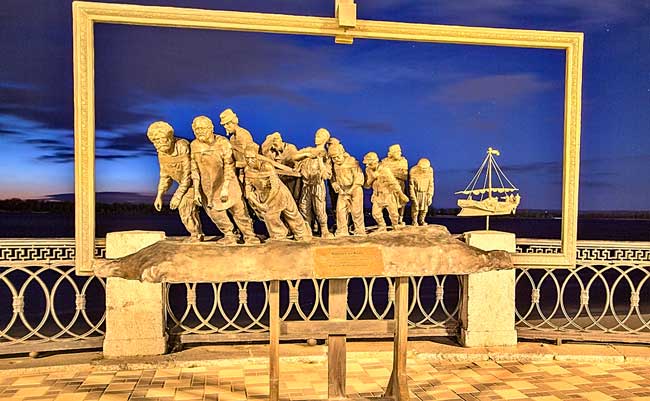 Инсталляция "Бурлаки на Волге" на Набережной Самары