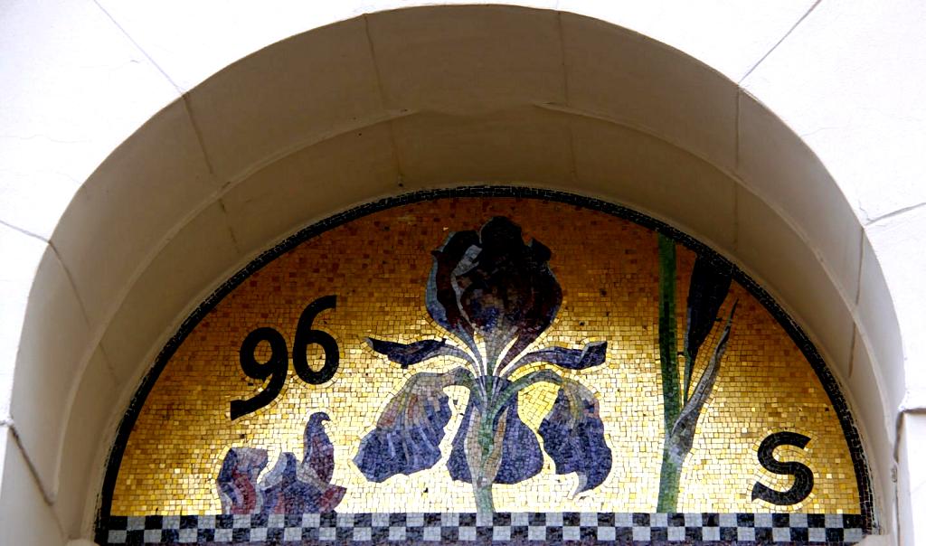 Мозаика над парадным входом напоминает посетителям о Шехтеле и дате постройки