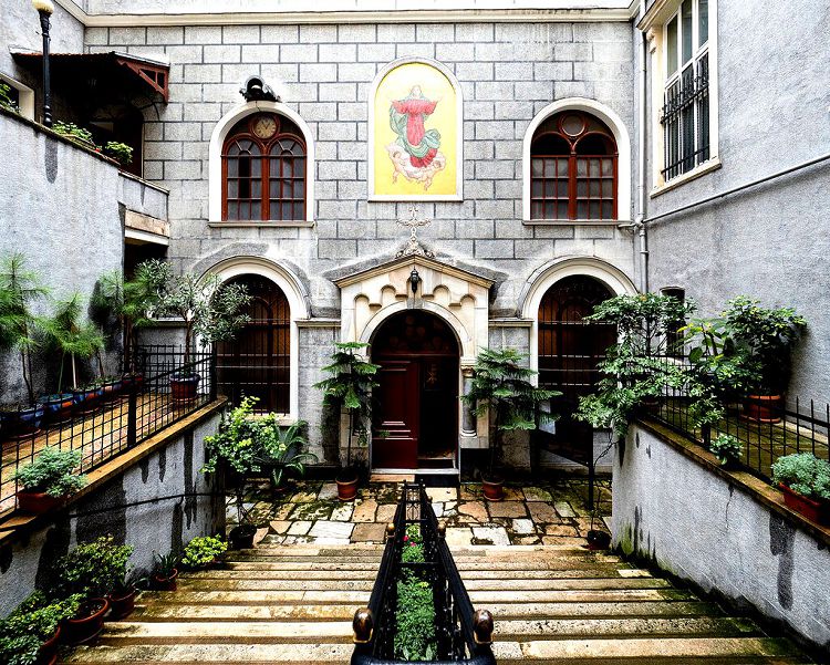 Вход в Храм Марии Драперис находится внизу металлической лестницы