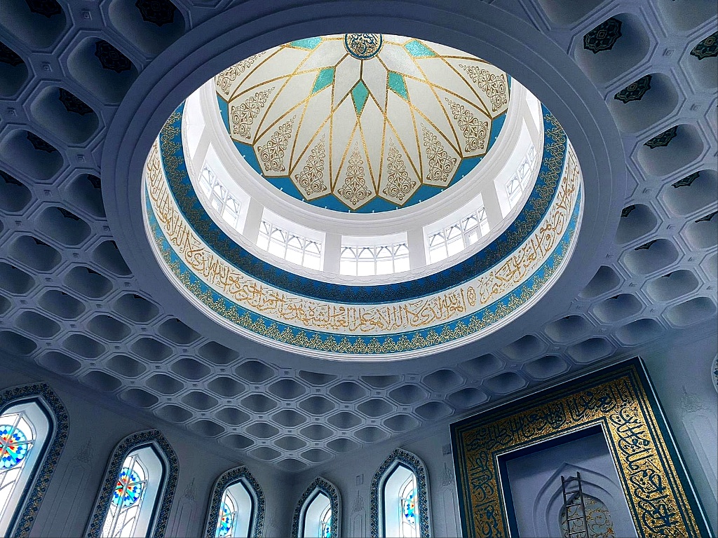 По красоте Белая мечеть не уступает многим подобным строениям Казани