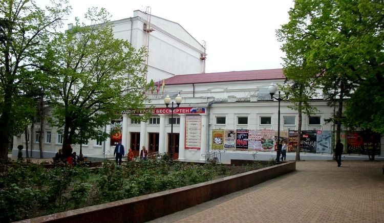 На сцене Новороссийского Муниципального театра можно посмотреть интересный спектакль 