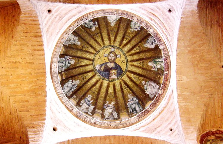 Находящийся под куполом образ Христа с 12-ю апостолами завораживает