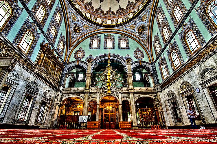 Изразцовое оформление интерьера мечети Нусретие очень изящно