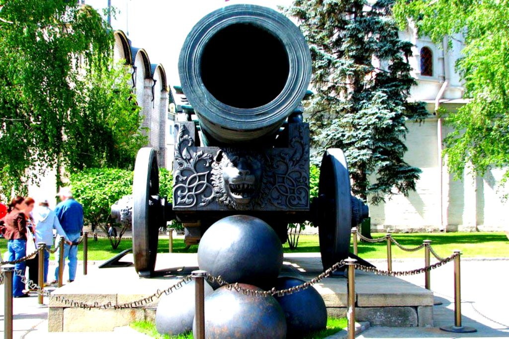 Около Царь-пушки находятся копии пушечных ядер