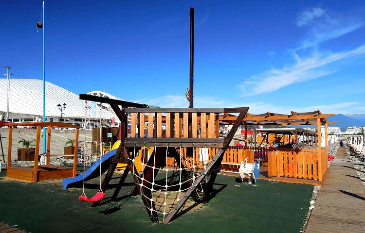 Для детей на пляже "Роза Хутор" имеется отдельная игровая зона