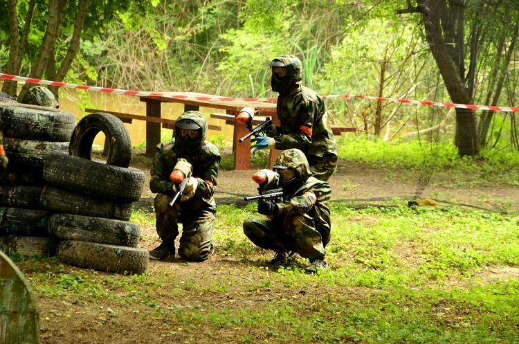 Не хотите в веревочный городок, можно поиграть в лазертаг