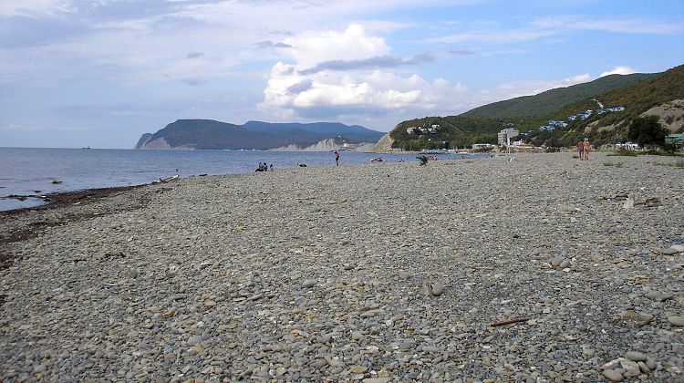 Пляжные территории Широкой Балки находятся вдоль живописных берегов