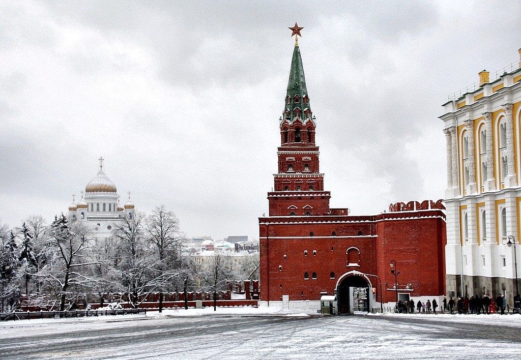 Оружейная палата находится сразу же за Боровицкими воротами