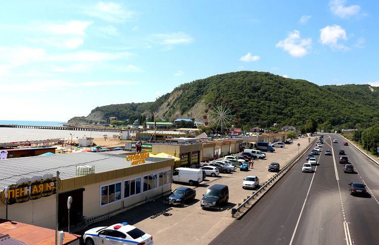 Лермонтово расположено вдоль Новороссийского шоссе