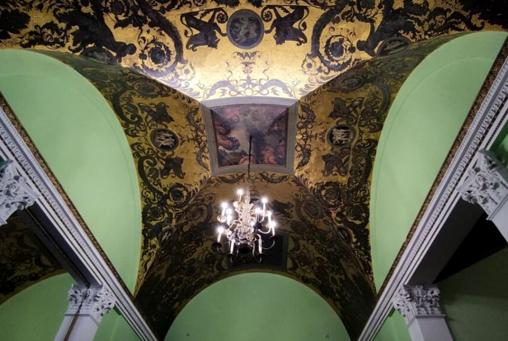 Потолки - самое прекрасное украшение интерьера особняка