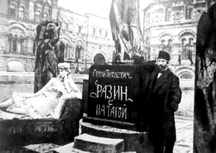 Скульптор Конёнков сфотографировался на фоне своей монументальной композиции Скульптор Конёнков сфотографировался на фоне своей монументальной композиции
