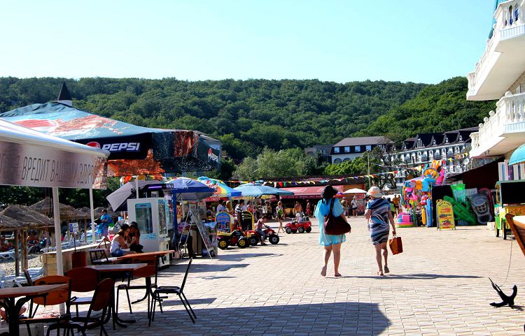 На Набережной можно поесть, развлечься и купить все необходимое