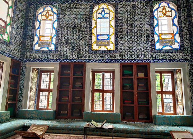 Интерьер библиотеки достоин восхищения и преклонения перед его творцами