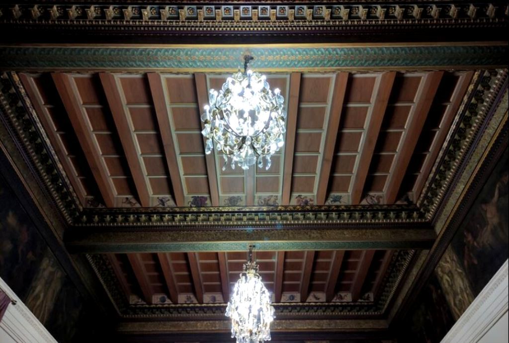 Потолок столовой с мелкими рисунками можно рассматривать долго