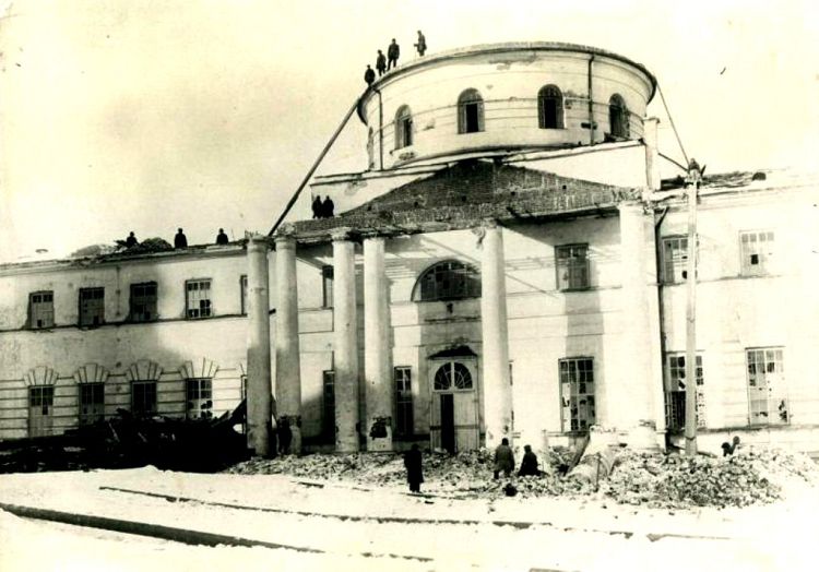 На фотографии запечатлен момент снятия купола с Храма Николы Ратного