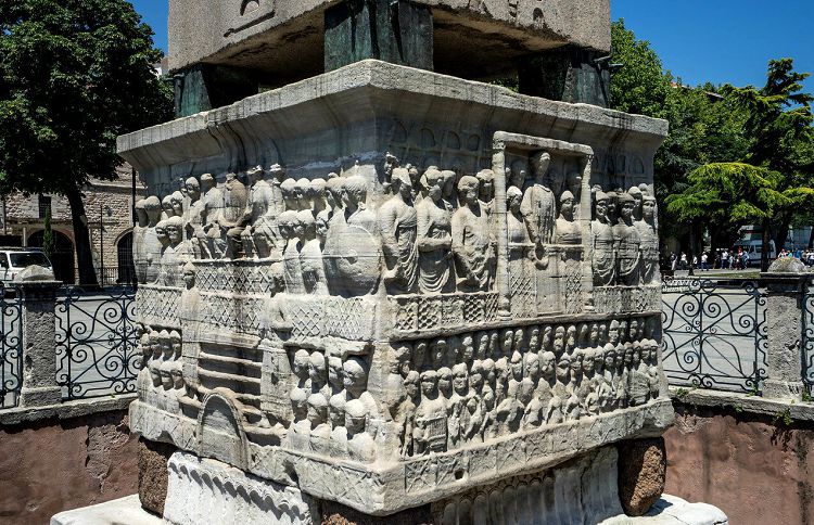 Фрагменты основных трибун Ипподрома запечатлены на пьедестале Египетского обелиска