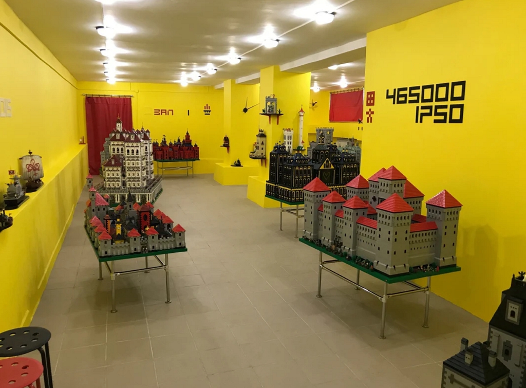 В залах музея Лего