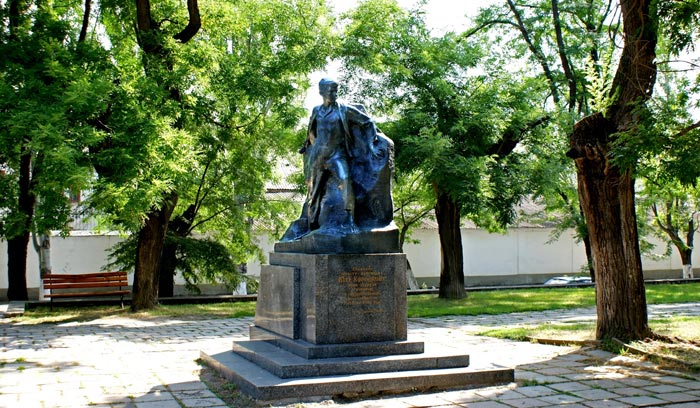 Памятник юному герою-партизану Вите Коробкову, расстрелянному в Феодосии