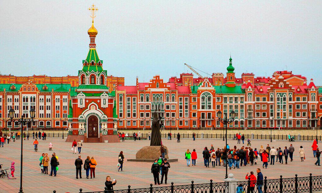 На Патриаршей площади всегда много прогуливающихся туристов На Патриаршей площади всегда много прогуливающихся туристов