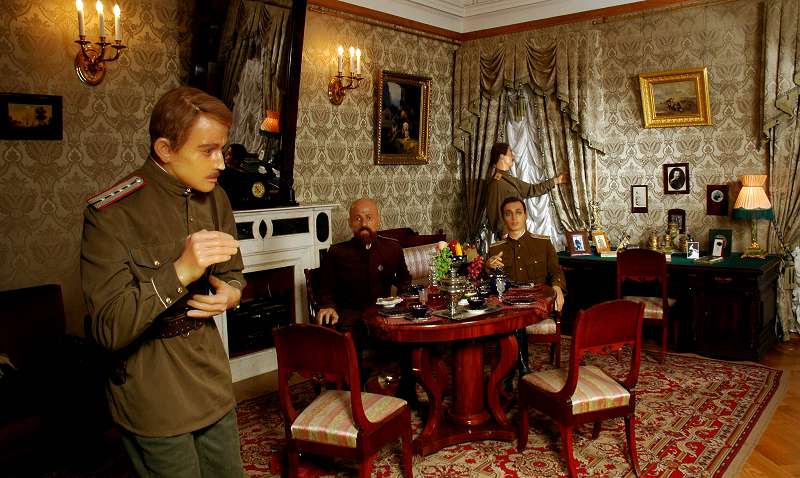 Заговорщики ожидали развязки событий в гостиной первого этажа