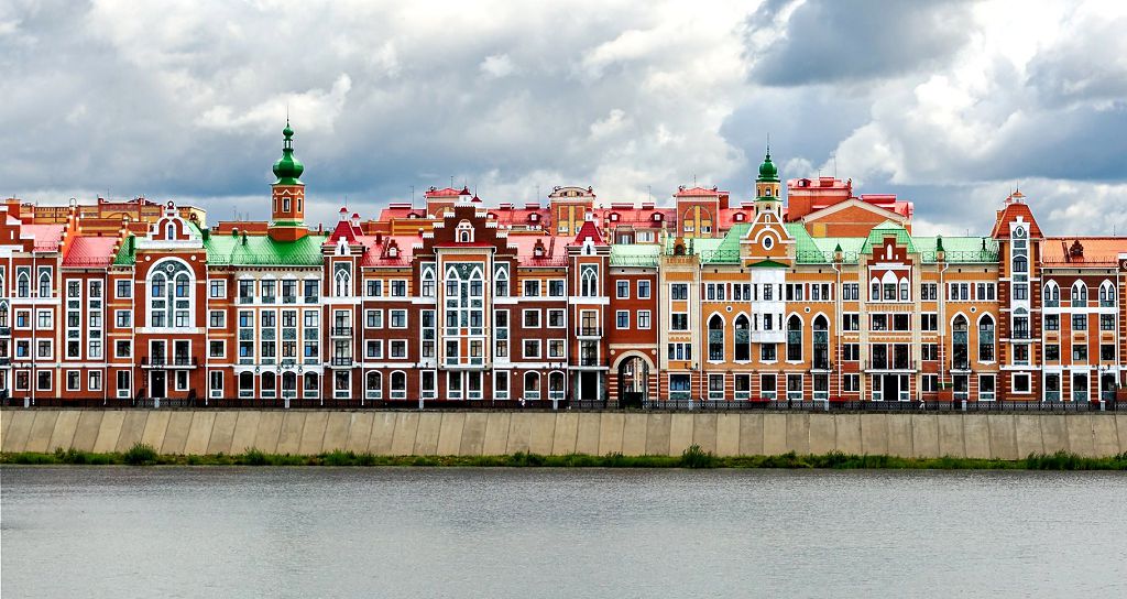 Набережная Брюгге находится на восточной стороне реки Малая Кокшага Набережная Брюгге находится на восточной стороне реки Малая Кокшага