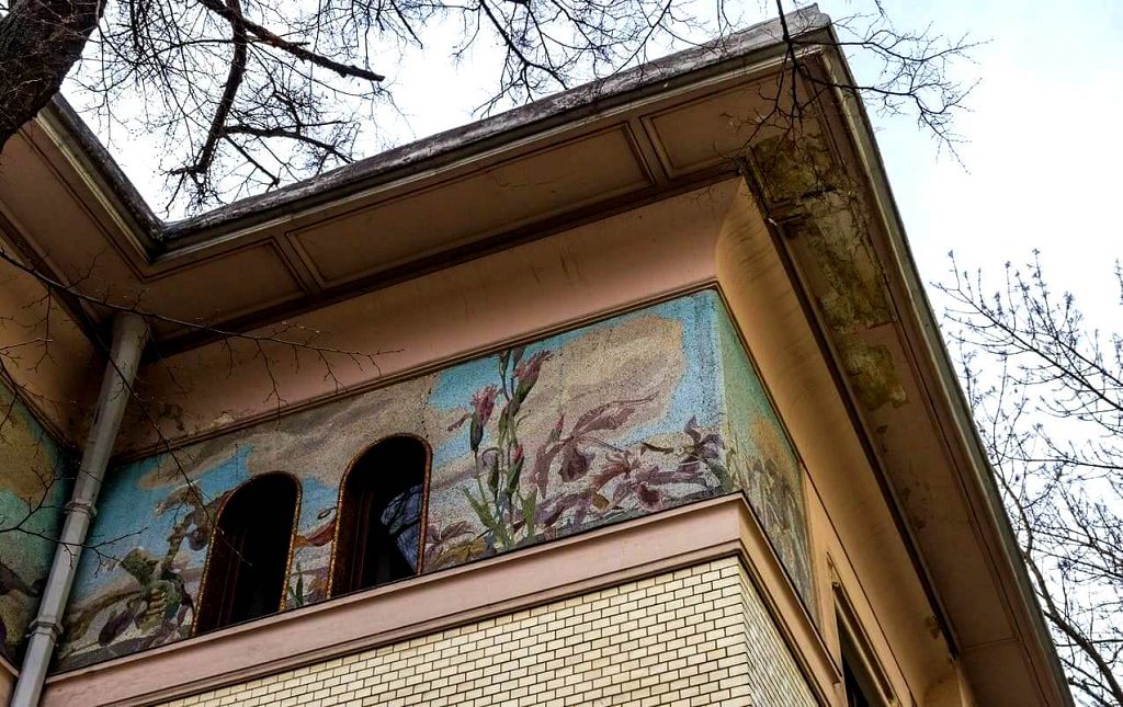 Верхняя часть фасада была декорирована мозаичным фризом с орхидеями