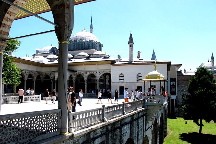 Мраморная терраса - это смотровая площадка в окружении прекрасных павильонов