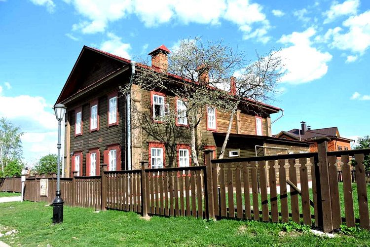 Музейные экспозиции о Г.Архирееве расположились в старинном деревянном доме