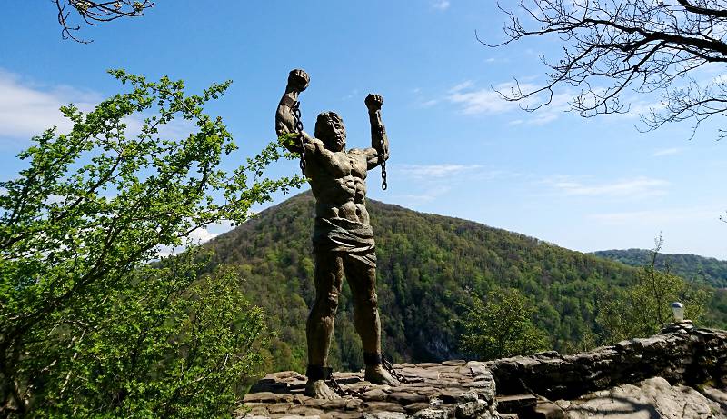 В Орлиных скалах был прикован Прометей, которого сегодня можно увидеть в скульптуре