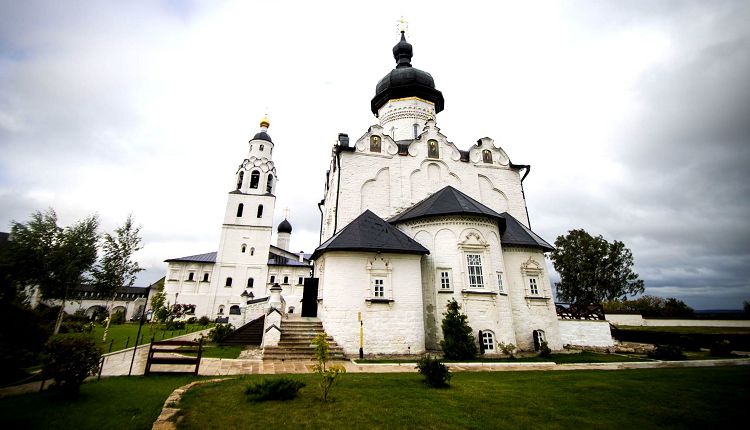 С алтарной стороны Успенский собор имеет трехъярусное строение