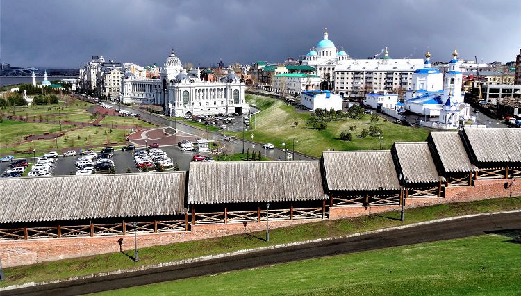 Купол Казанского собора вырос непосредственно позади Дворца Земледельцев