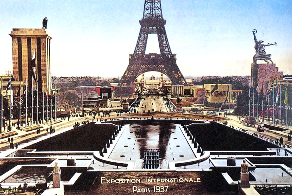 В 1937 году "Рабочий и колхозница" стояли около Эйфелевой башни в Париже