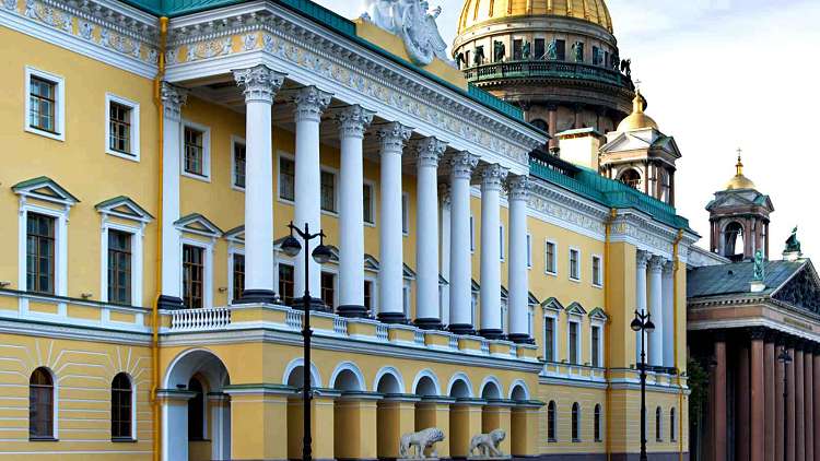 Нарядным фасадом Дома Лобанова-Ростовского любуется множество туристов Нарядным фасадом Дома Лобанова-Ростовского любуется множество туристов