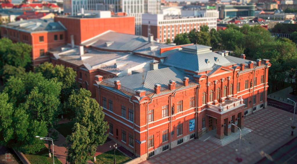 Бывший Аксаковский дом - ныне театр оперы и балета