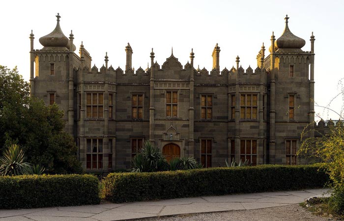 От Северного фасада веет английской аристократической чопорностью