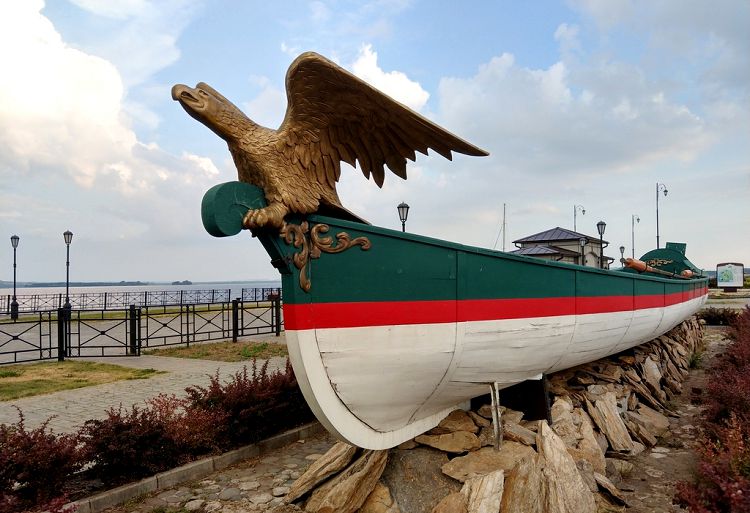 На таком ботике приплыл в Свияжск в год своего 50-летия сам Петр Первый