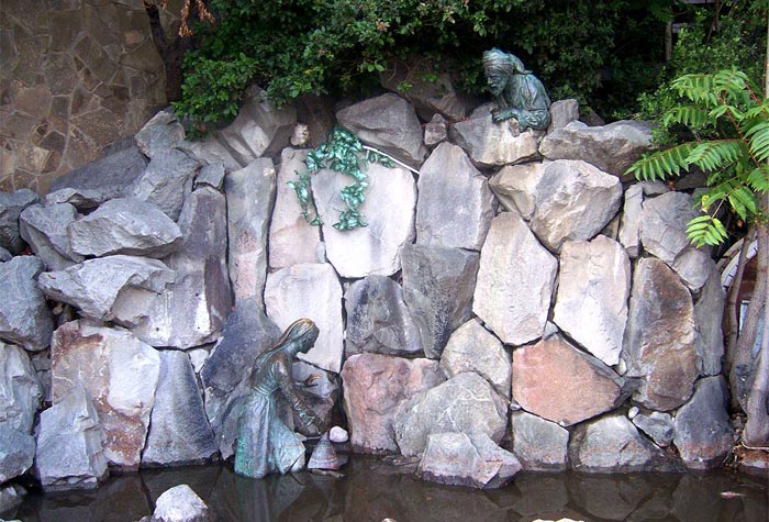 Скульптурная группа "Похищение Арзы" украшала прогулочную набережную Юсуповых